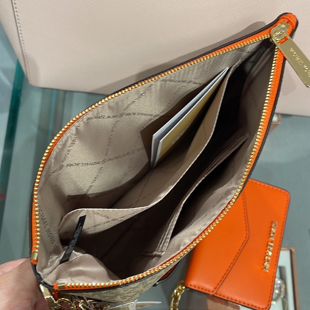 MICHAEL KORS JET SET ITEM LG 2 in 1 CARD CASE & WRISTLET
Poppy 
NWT - Picture 3 of 16